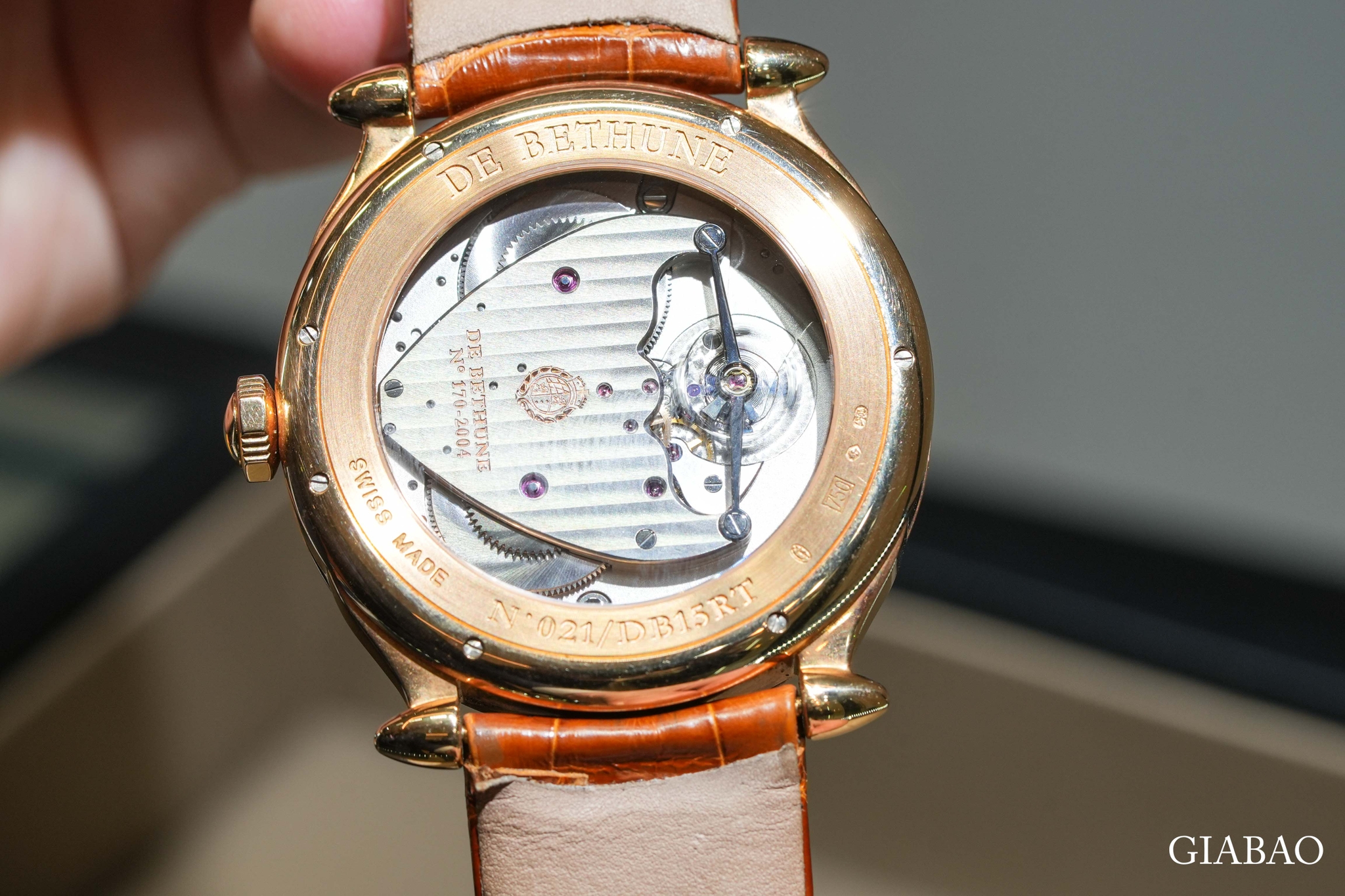 Mặt sau De Bethune DB15RT, thấy khắc số 021/DB15RT, bộ máy và dây da nâu đỏ