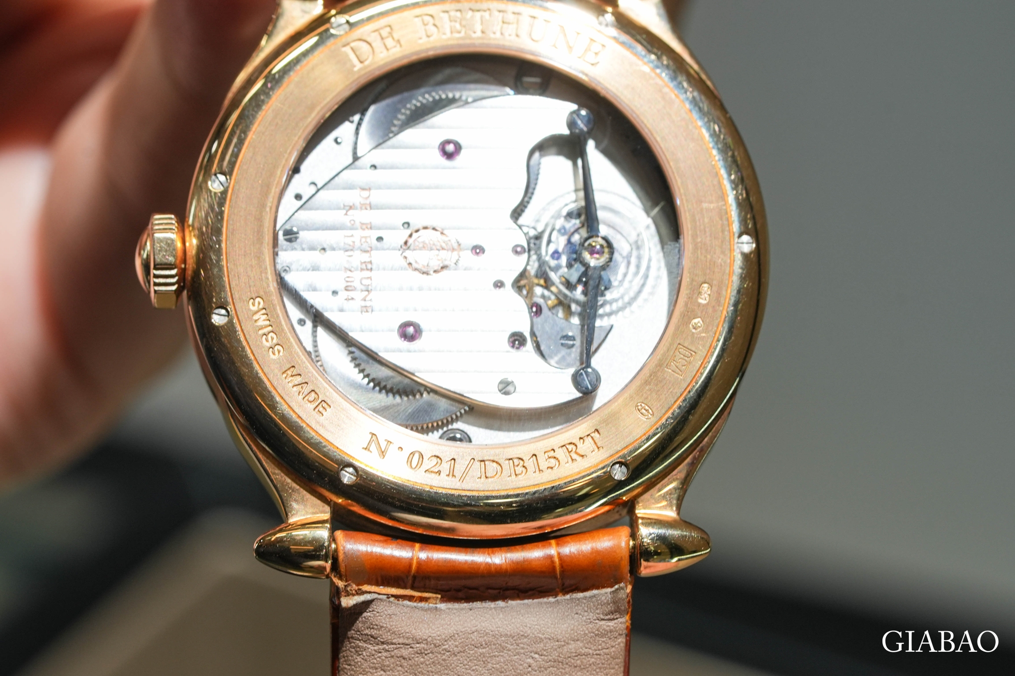 Cận cảnh bộ máy De Bethune DB15RT qua đáy sapphire, với cầu máy sọc và cơ cấu cân bằng