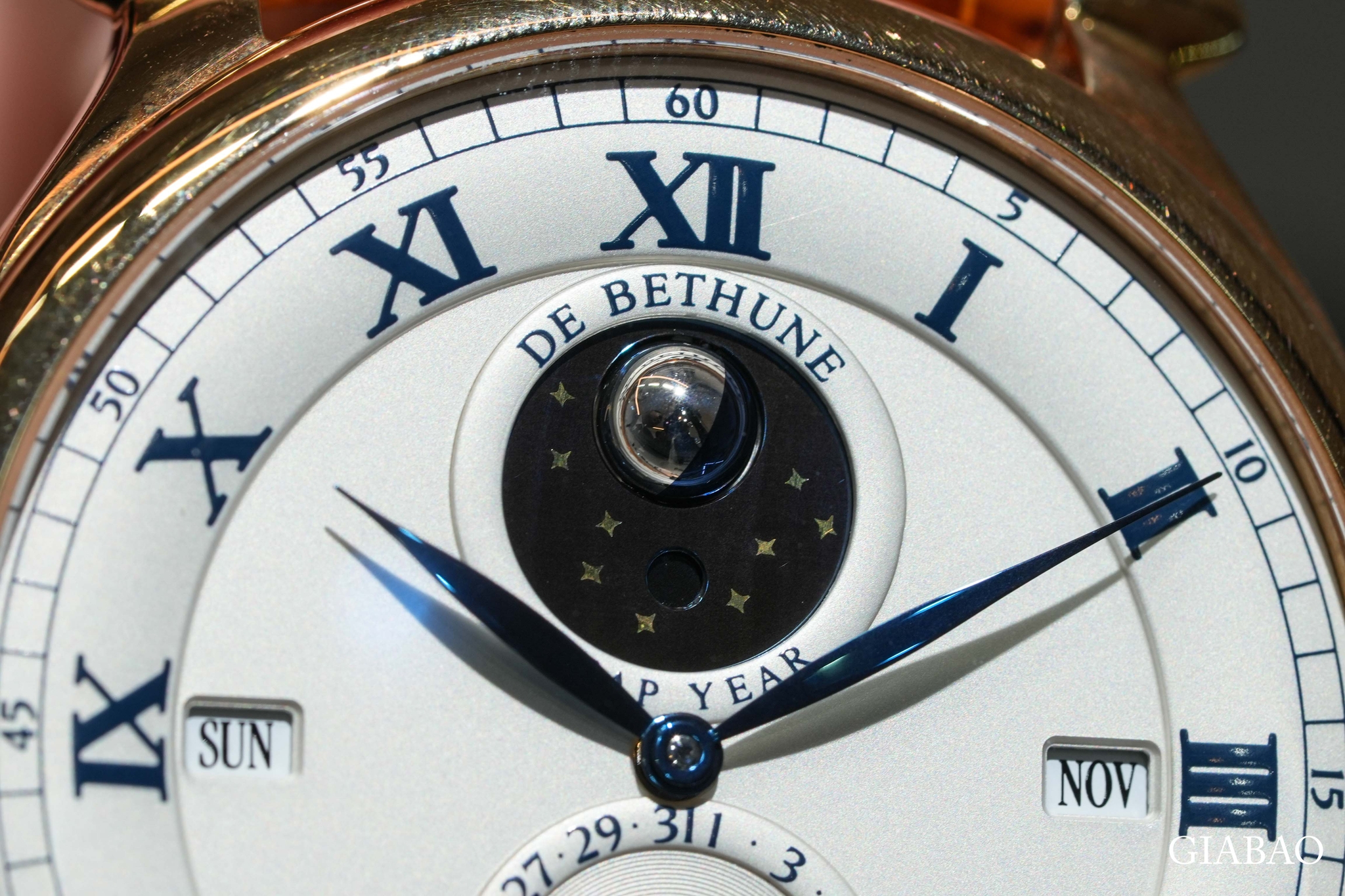 Cận cảnh mặt số De Bethune DB15RT: lịch trăng cầu, vòng năm nhuận, số La Mã và ô thứ tháng