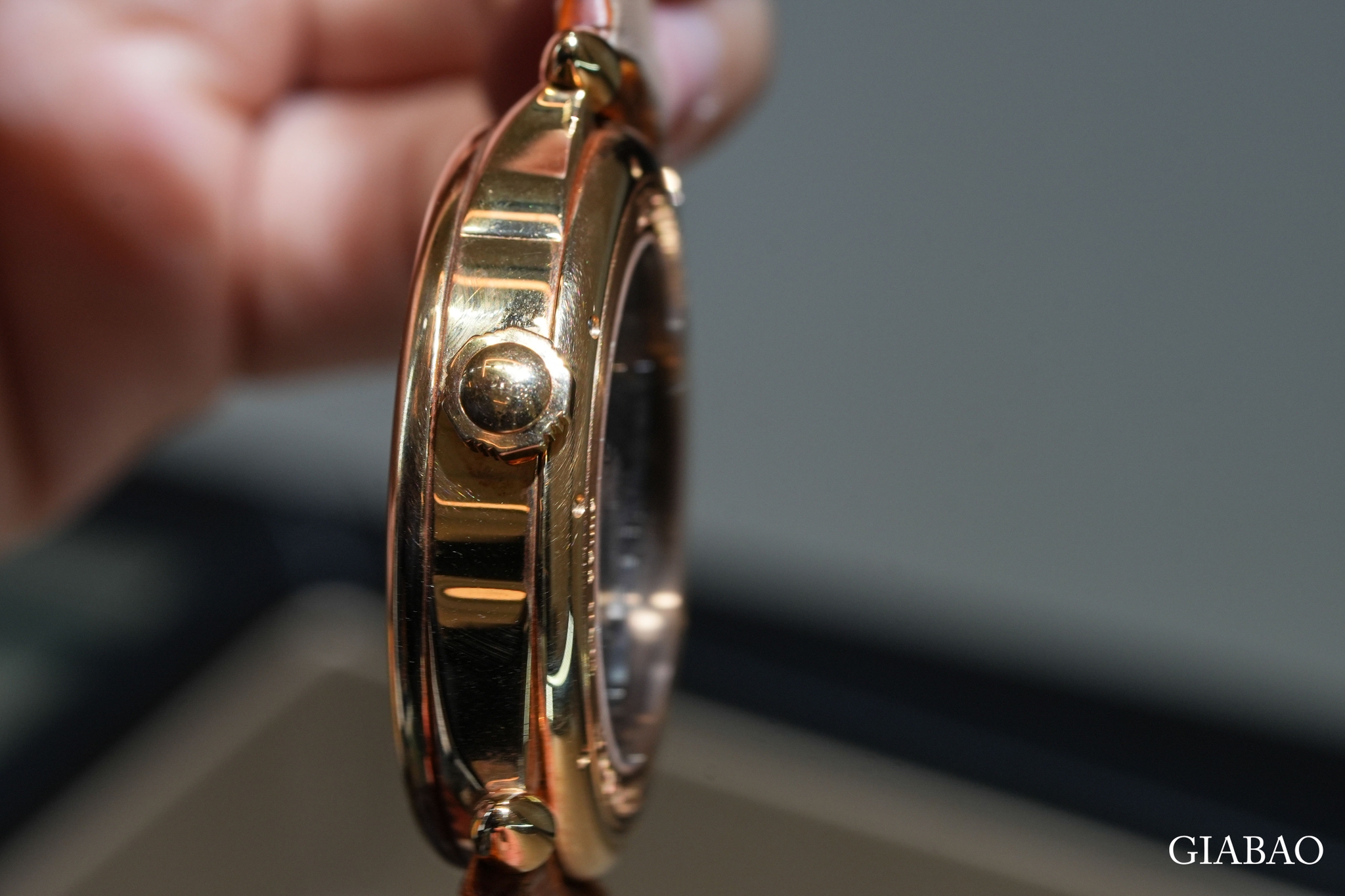 Góc cạnh vỏ De Bethune DB15RT bằng vàng hồng, với núm vặn, càng nối dây và dây da nâu đỏ