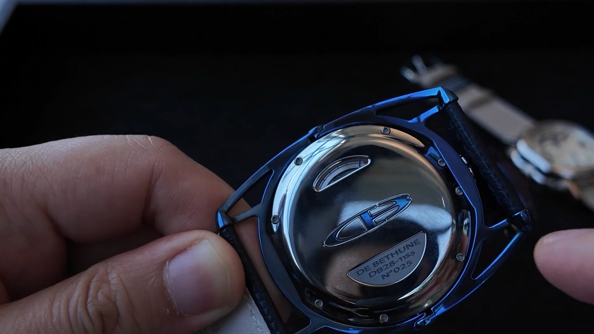 Đáy kín De Bethune DB28 No. 025 với chỉ báo dự trữ năng lượng