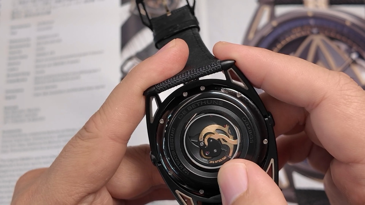 Mặt đáy calibre DB2080 của De Bethune DB28GS JPS số 23 trên 50