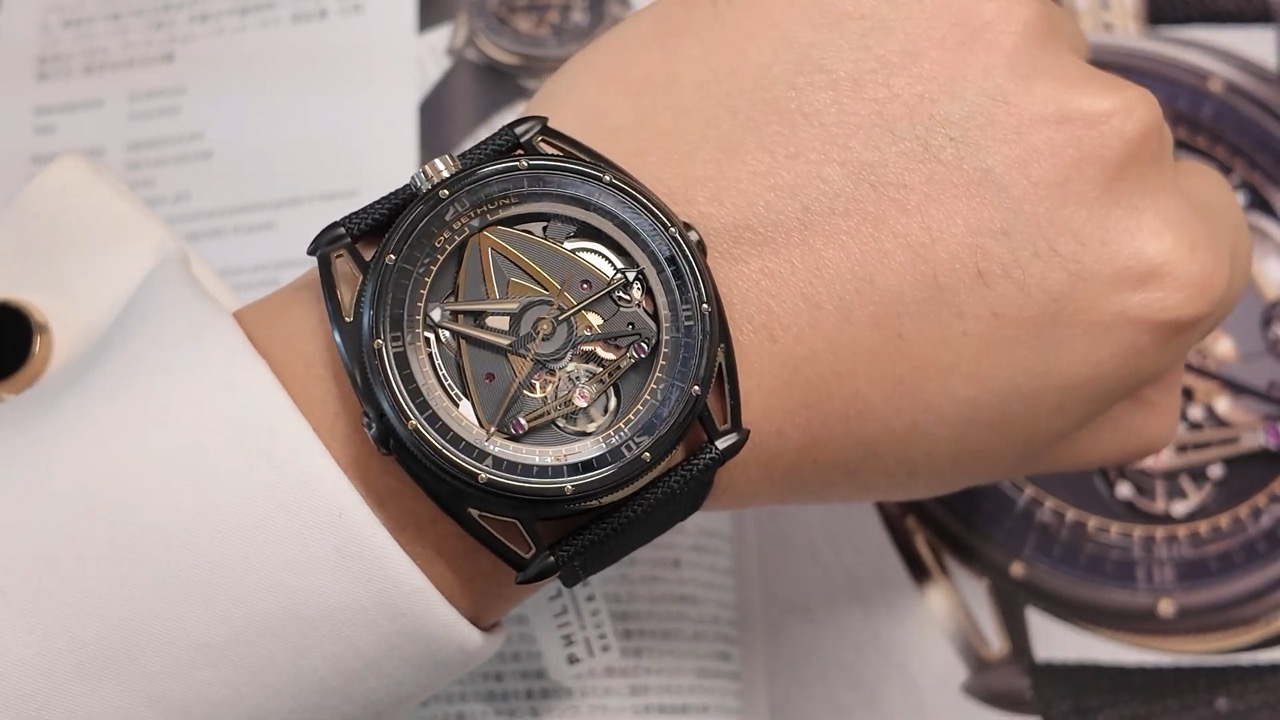 De Bethune DB28GS JPS 44 mm trên cổ tay