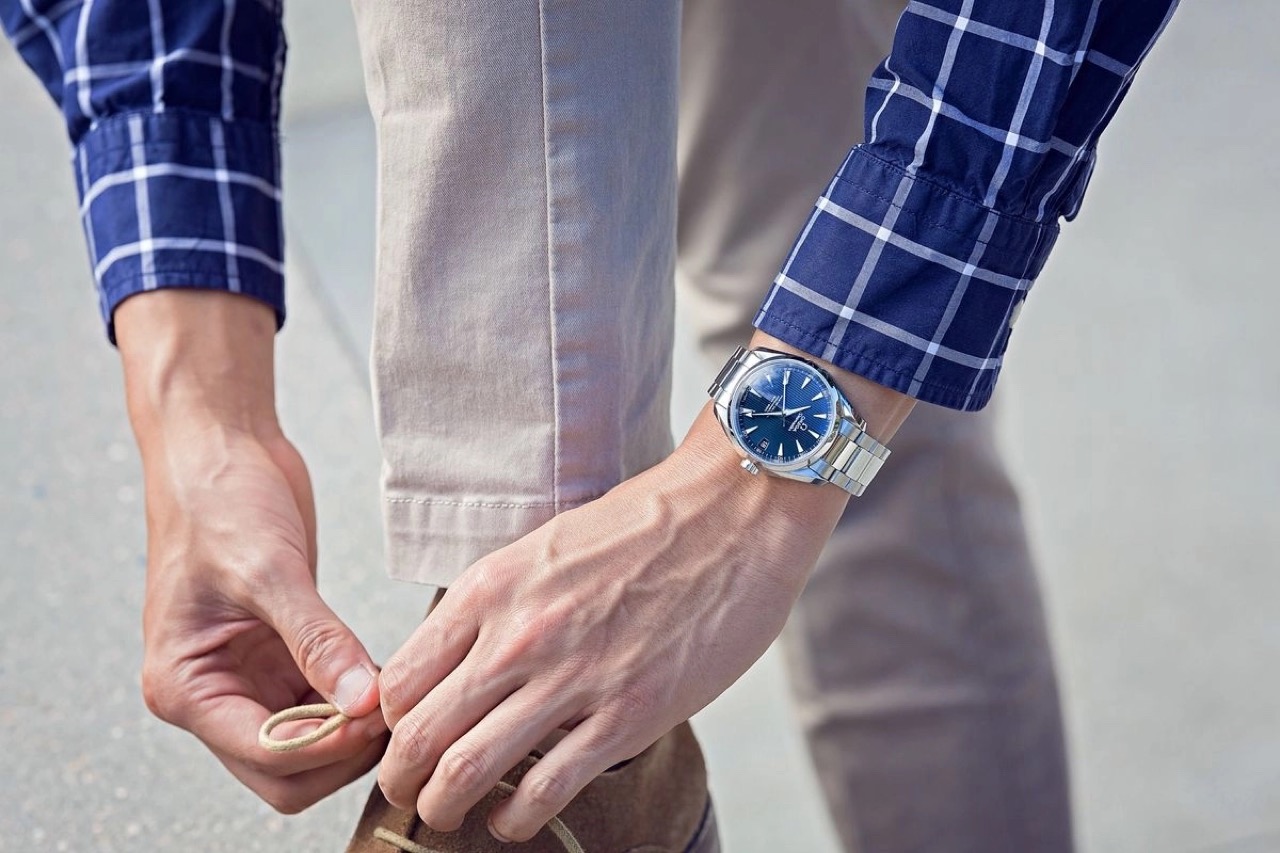 Đeo đồng hồ đúng cách: kích thước và vị trí: đồng hồ gọn nằm phía trên xương cổ tay