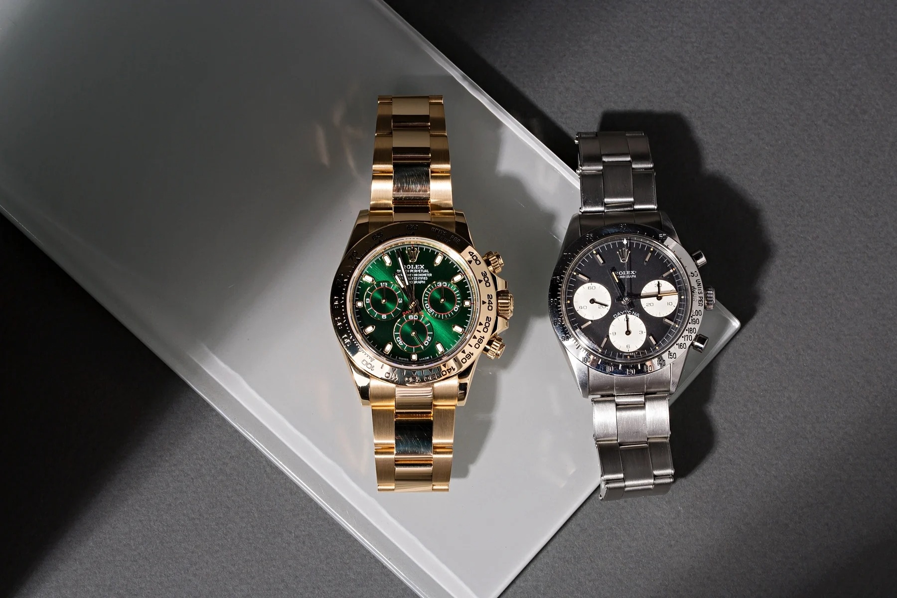 Hai đồng hồ Rolex đặt cạnh hồ sơ để đối chiếu reference