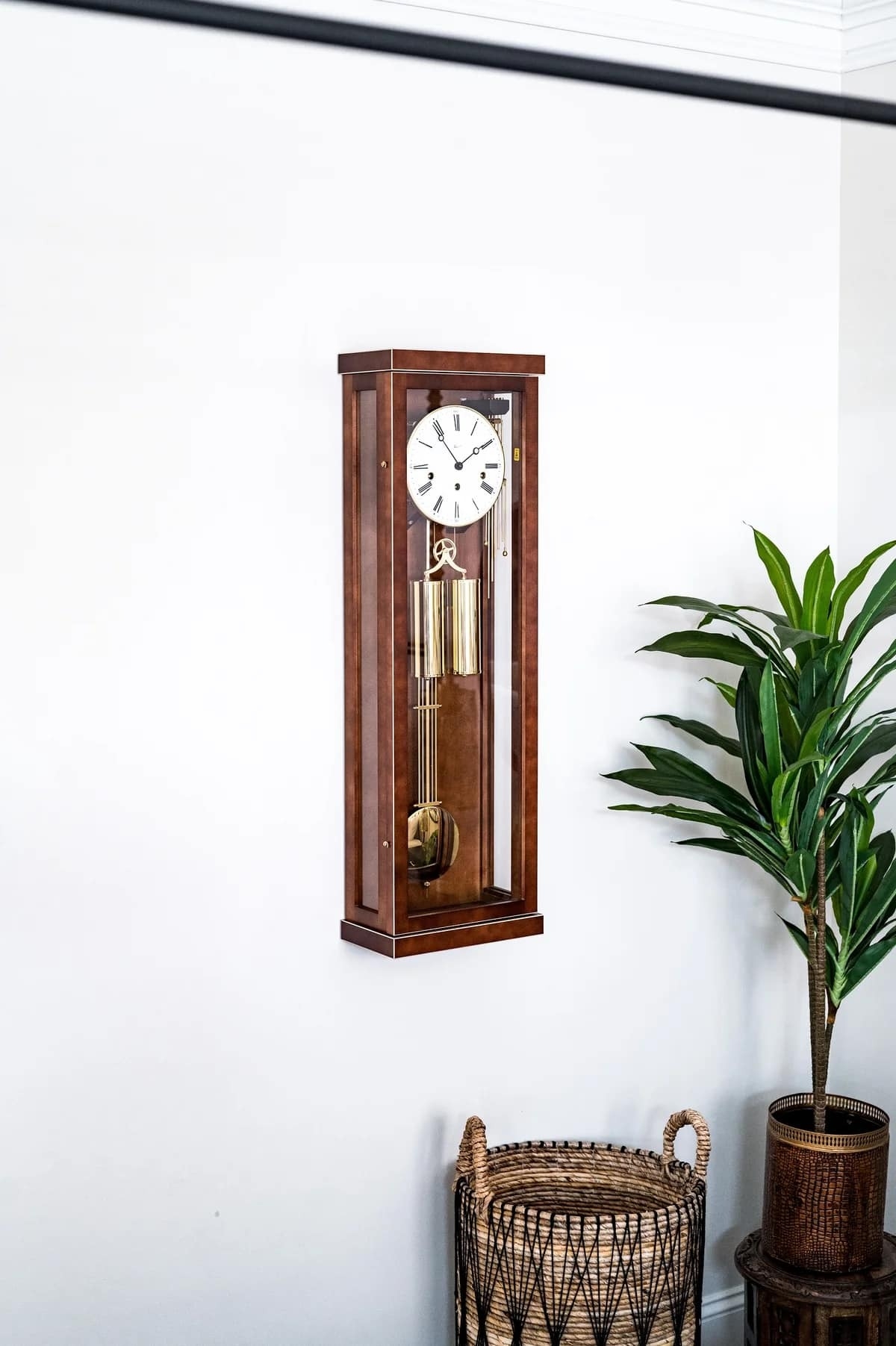 Đồng hồ tường quả lắc với quả nặng điều chỉnh bên dưới