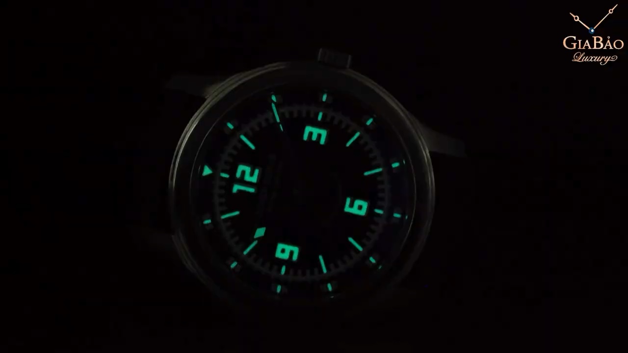 Dạ quang trên mặt số Roger Dubuis Hommage