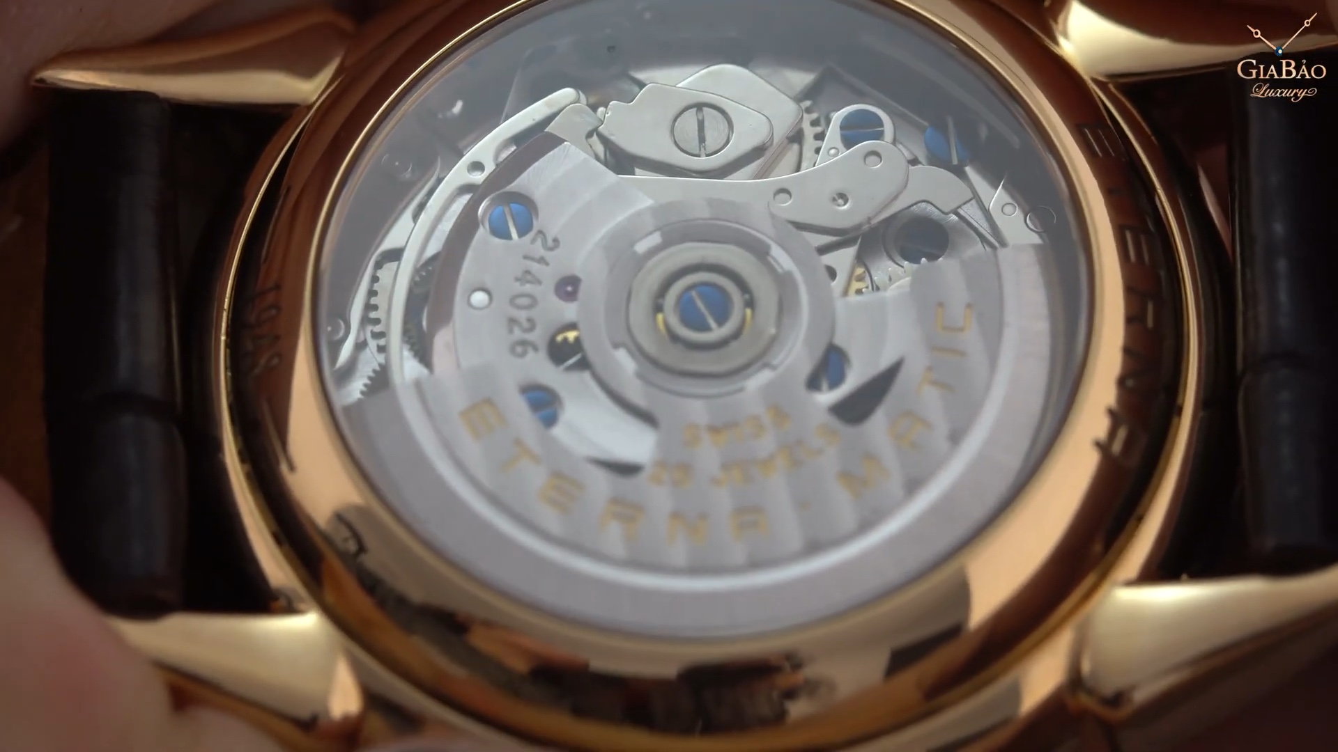 Calibre tự động Eterna 678 nhìn qua đáy sapphire