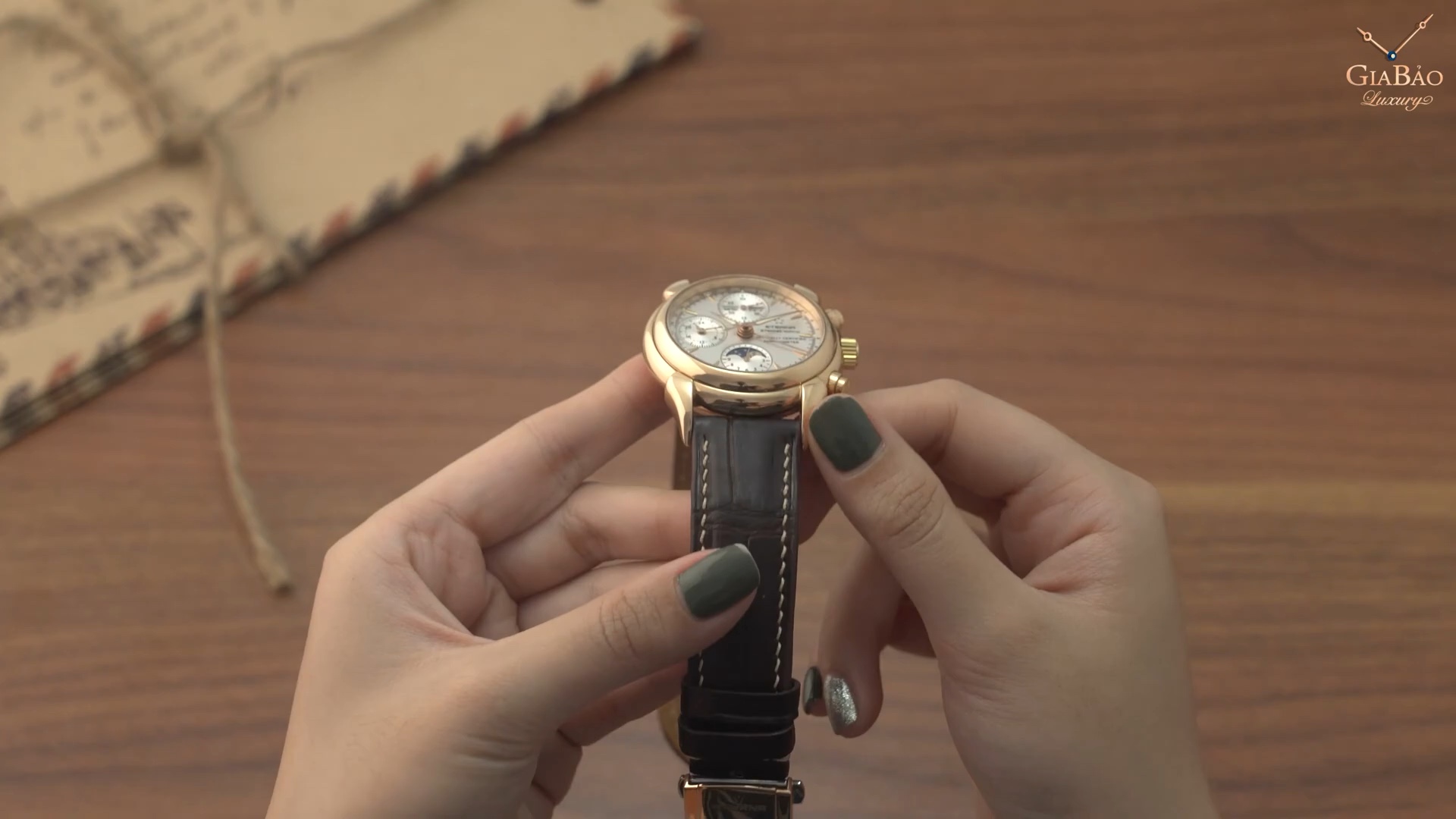 Cạnh vỏ Eterna-Matic 1948 vàng hồng với nút bấm chronograph