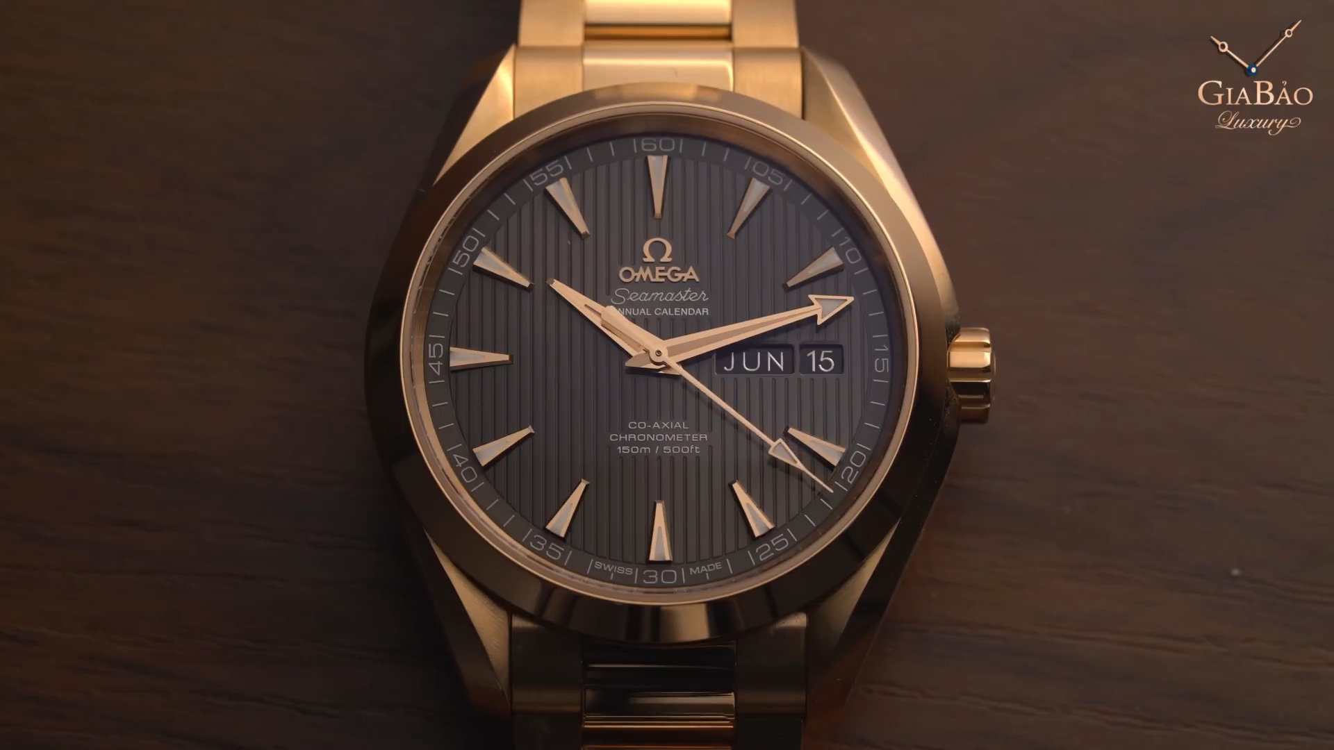 Omega Aqua Terra Annual Calendar mặt số xám vân dọc với cửa sổ tháng và ngày tại 3 giờ