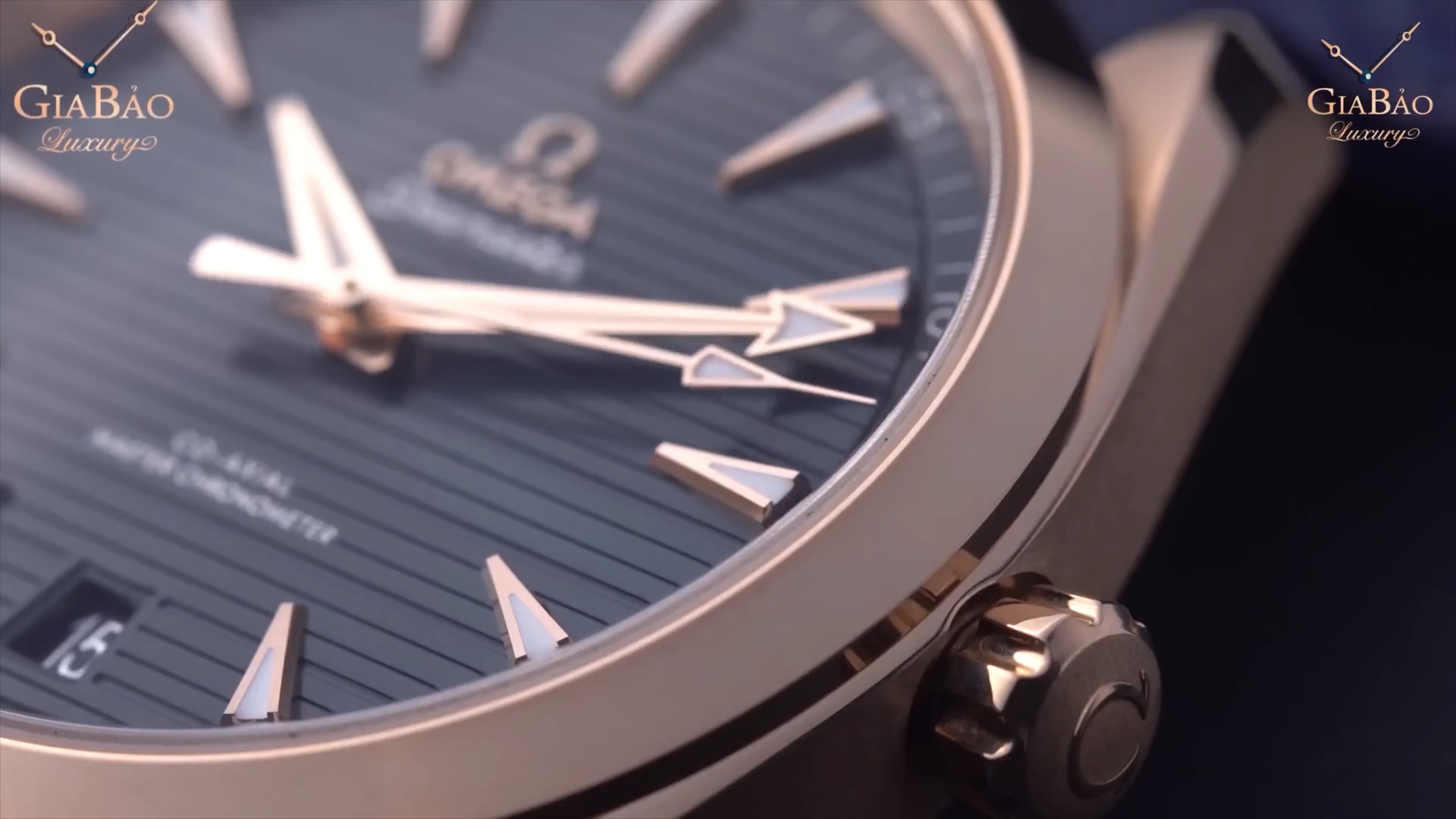 Mép bezel, mặt kính, núm vặn và cọc giờ của Omega Aqua Terra Annual Calendar nhìn nghiêng