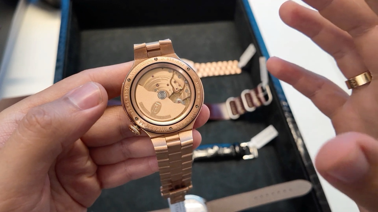 Calibre 1300.3 vàng hồng qua đáy sapphire của F.P. Journe AR2