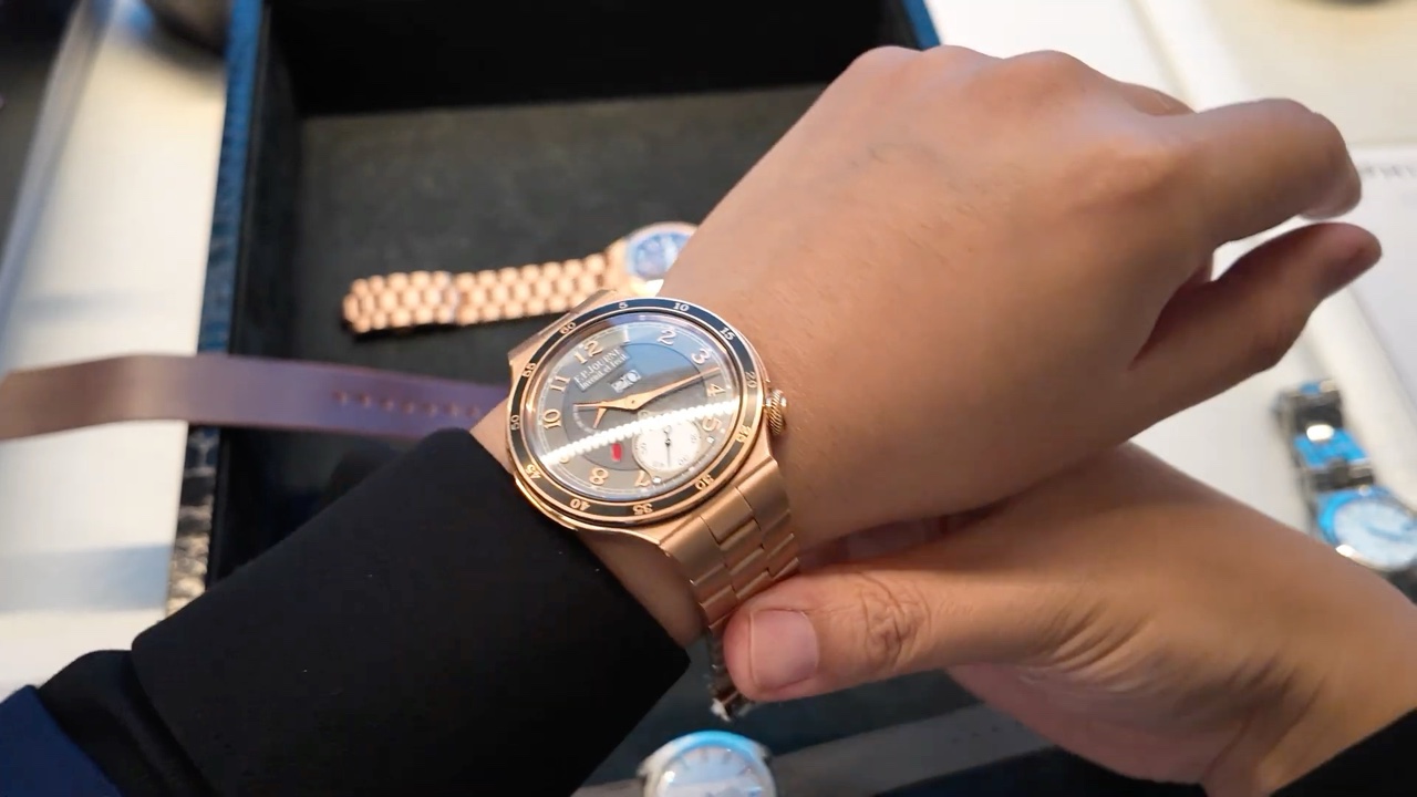 F.P. Journe Automatique Réserve AR2 kích thước 44 mm trên cổ tay