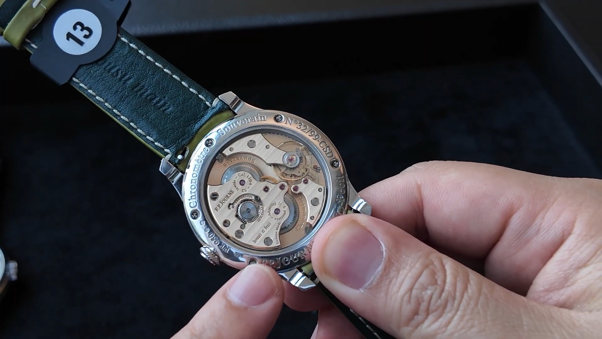 Calibre 1304 và số 32 trên 99 của F.P. Journe Dubai Boutique