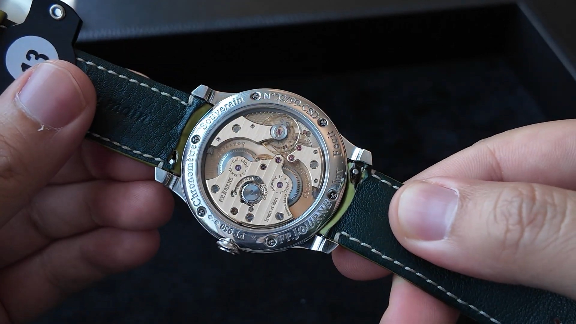 Cạnh vỏ platinum F.P. Journe Chronomètre Souverain Dubai Boutique