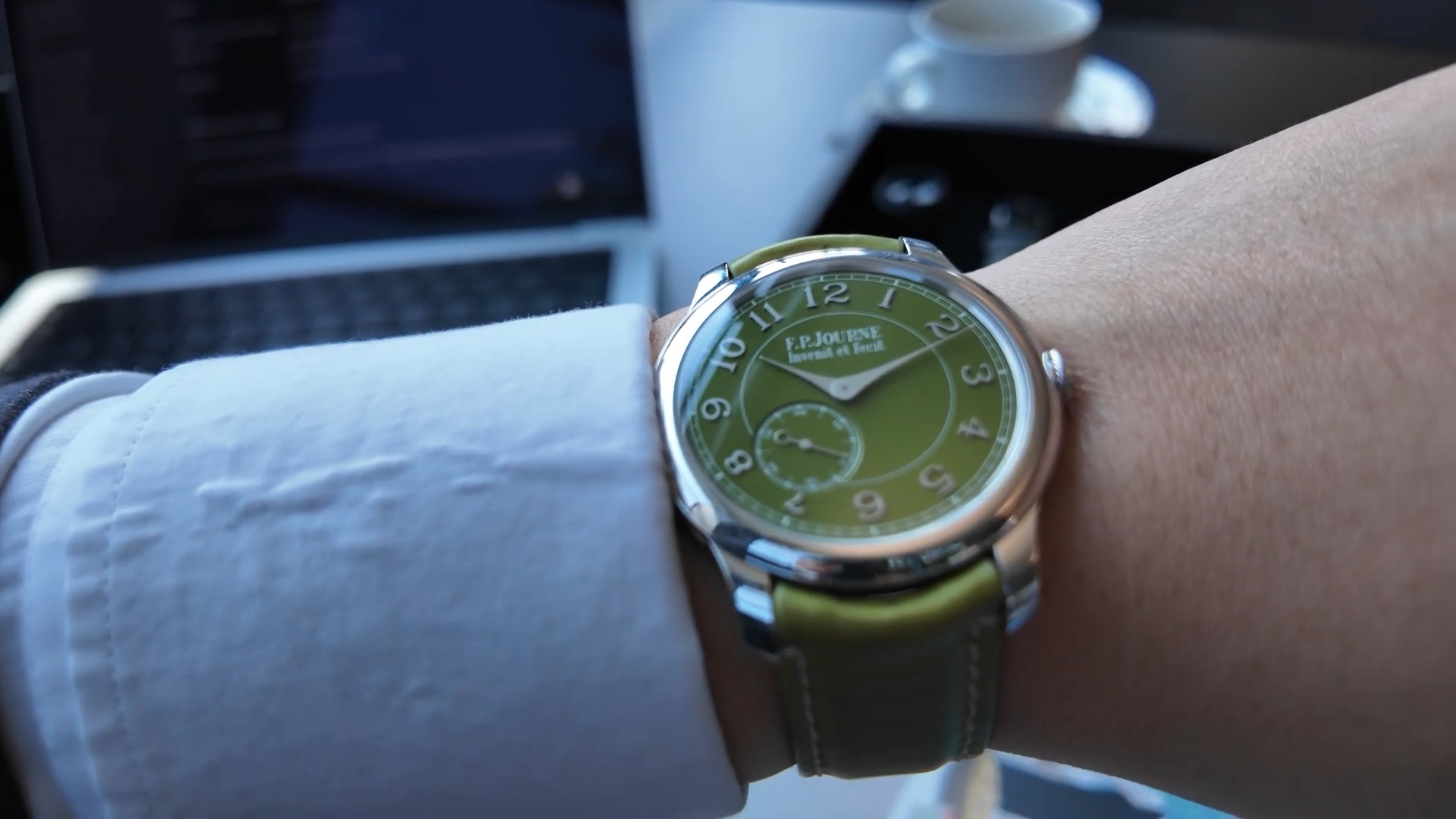 F.P. Journe Chronomètre Souverain Dubai Boutique trên cổ tay