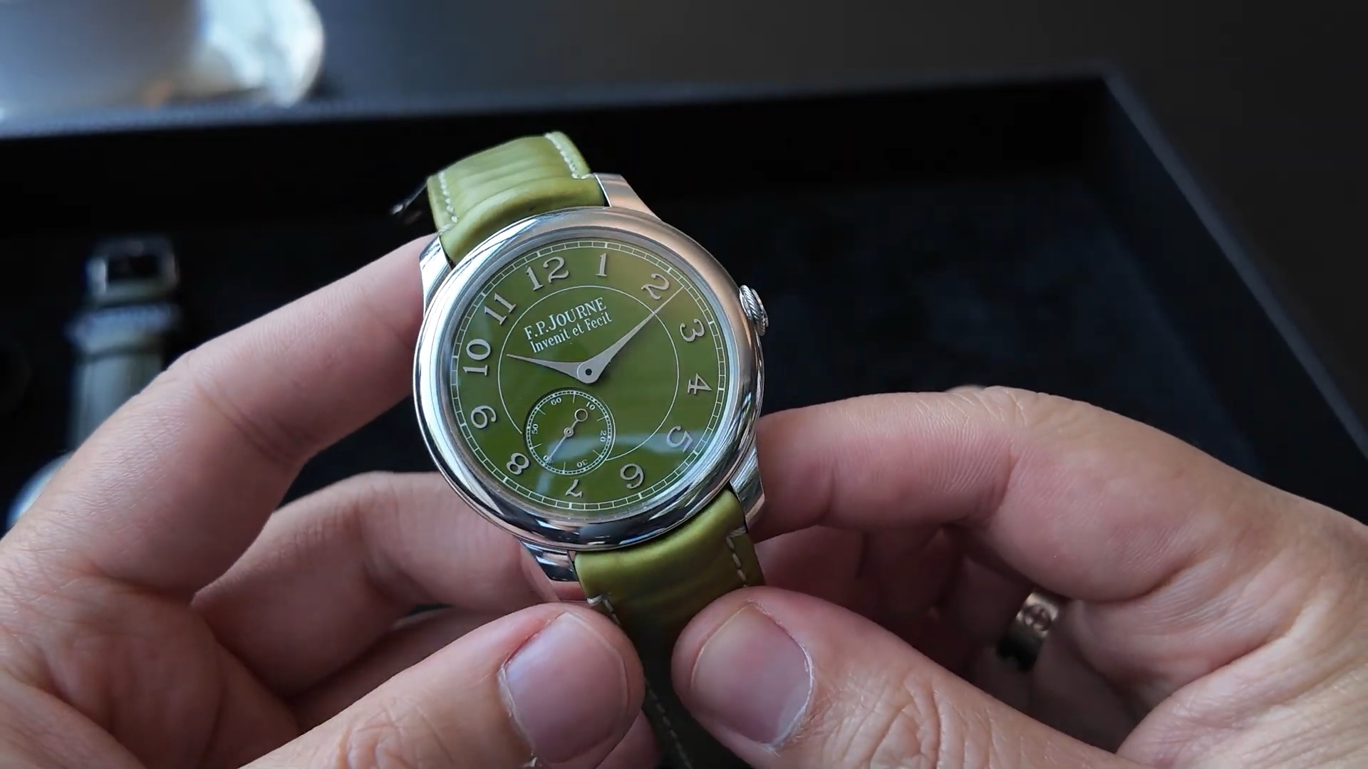 Mặt số xanh ô-liu F.P. Journe Chronomètre Souverain Dubai Boutique