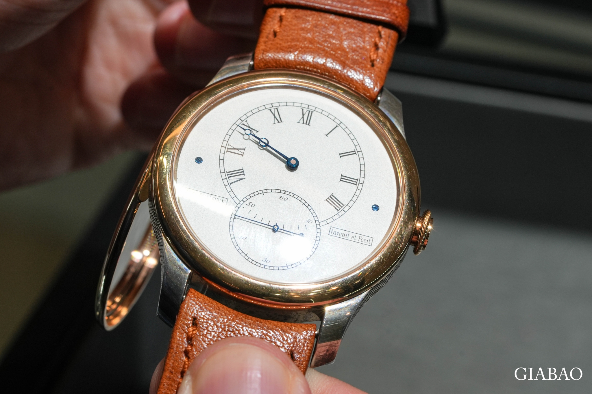 F.P. Journe T30 nhìn nghiêng trên cổ tay