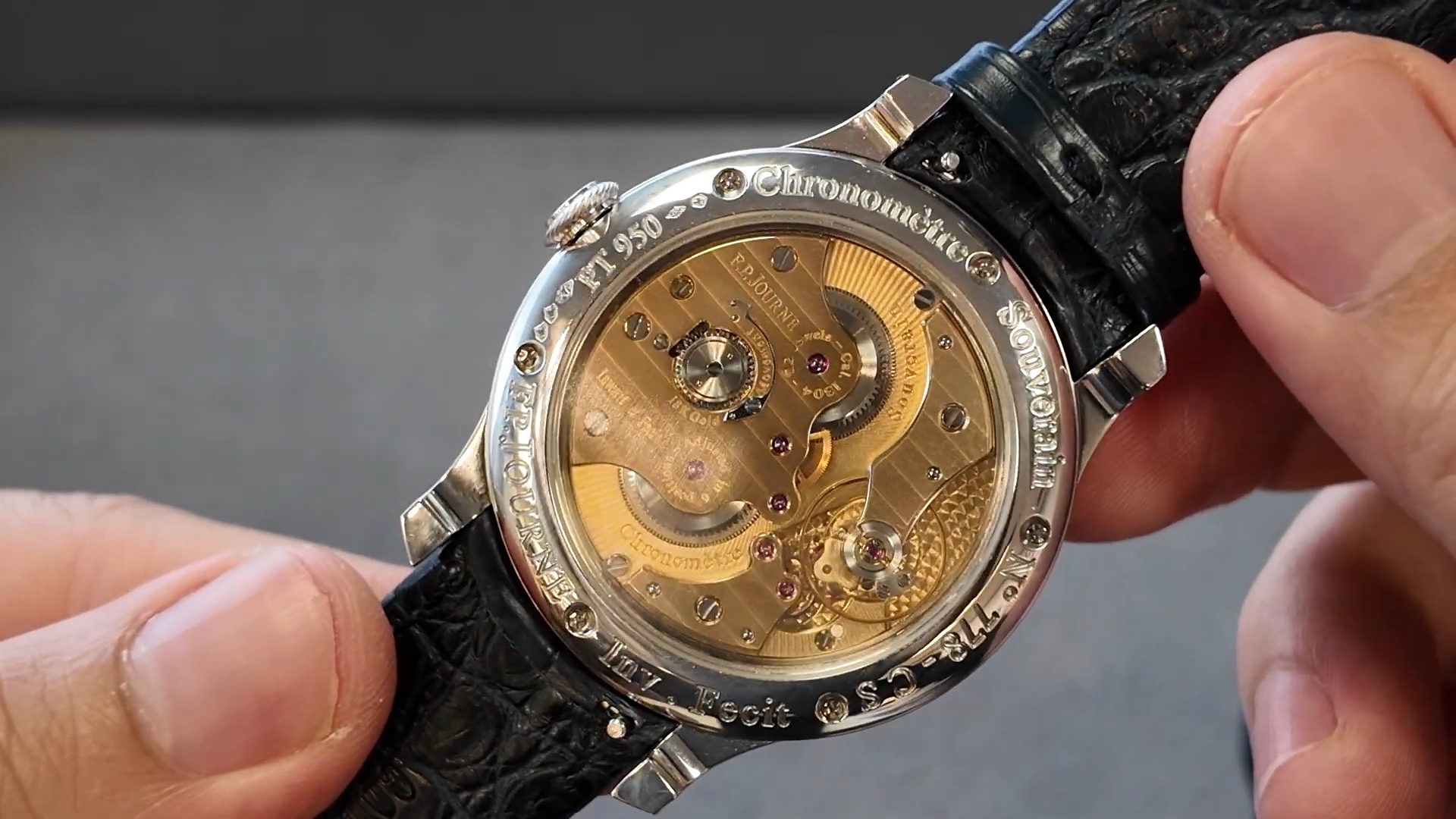 Bộ máy calibre 1304 của F.P. Journe Chronomètre Souverain Nacre nhìn qua đáy sapphire