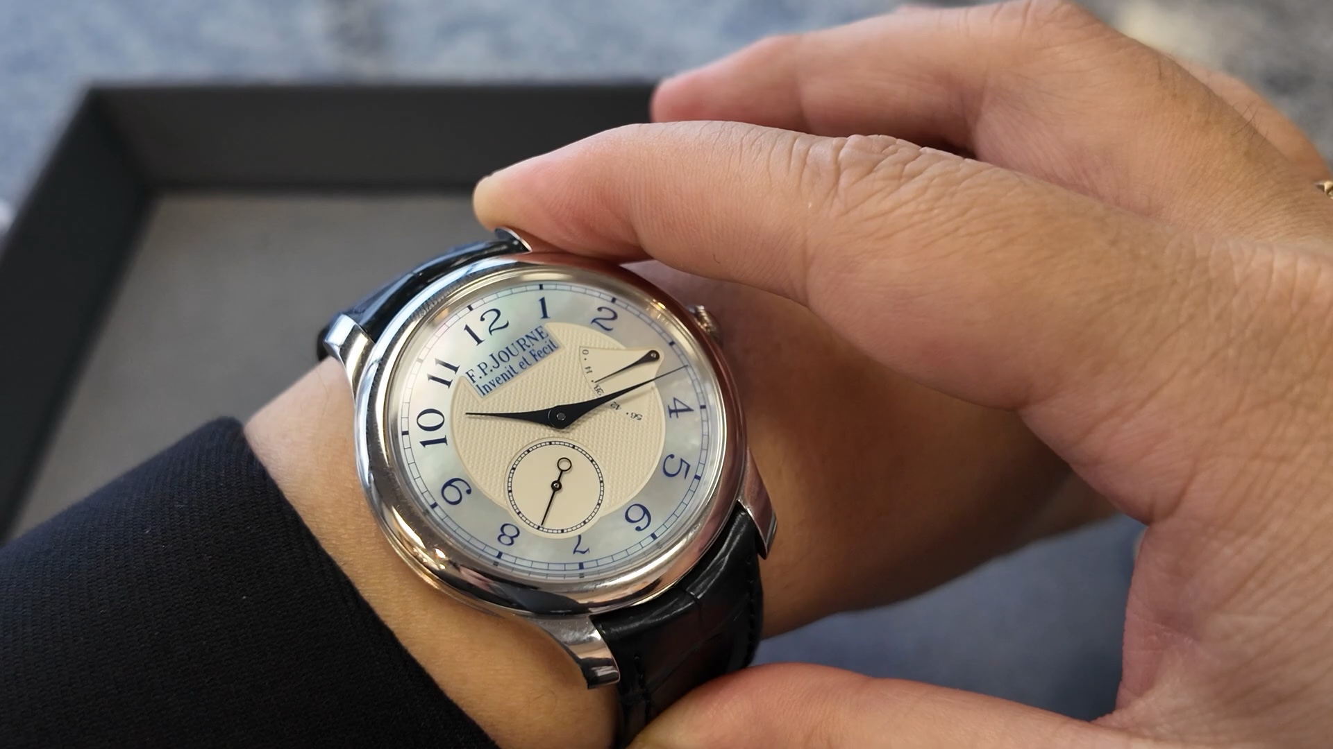 F.P. Journe Chronomètre Souverain Nacre 40mm trên cổ tay