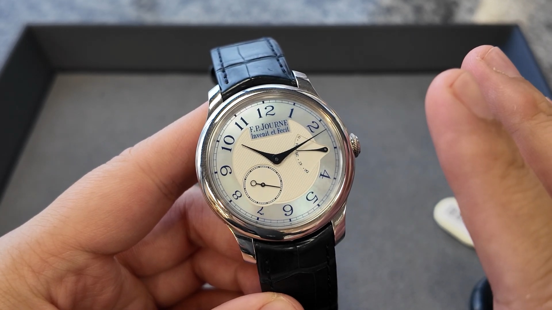 Mặt số xà cừ xanh của F.P. Journe Chronomètre Souverain Nacre