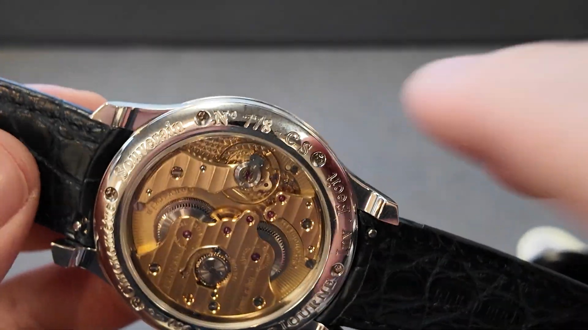 Khắc số vỏ 778-CS trên đáy F.P. Journe Chronomètre Souverain Nacre