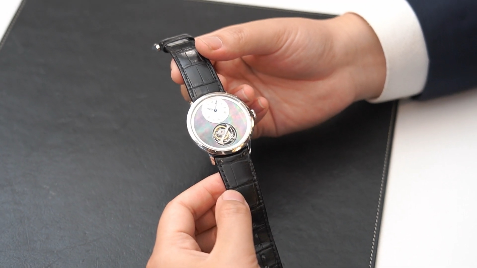 Arnold & Son UTTE Tourbillon Instrument toàn cảnh