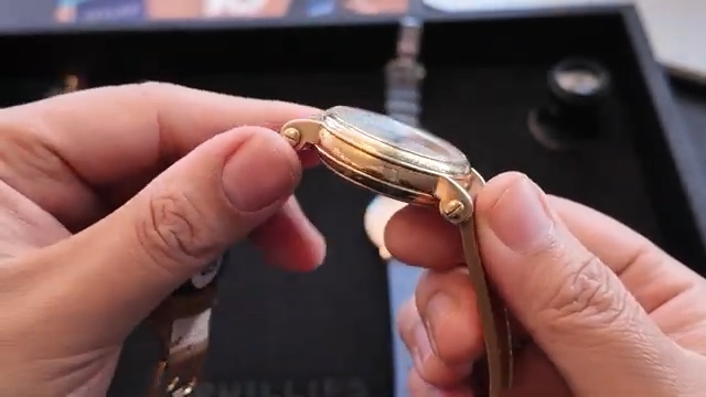 Cạnh vỏ hai mặt Franck Muller Ref. 2870 NADF trong video Gia Bảo