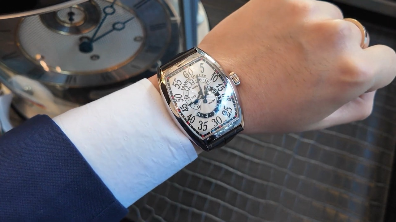 Franck Muller 8880 DH R trên cổ tay gần 17 cm