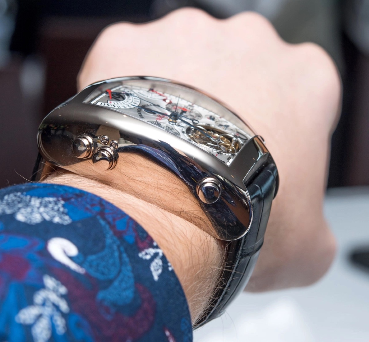Franck Muller Aeternitas Mega 4: 36 chức năng: Chi tiết cầu máy và hệ thống điểm chuông
