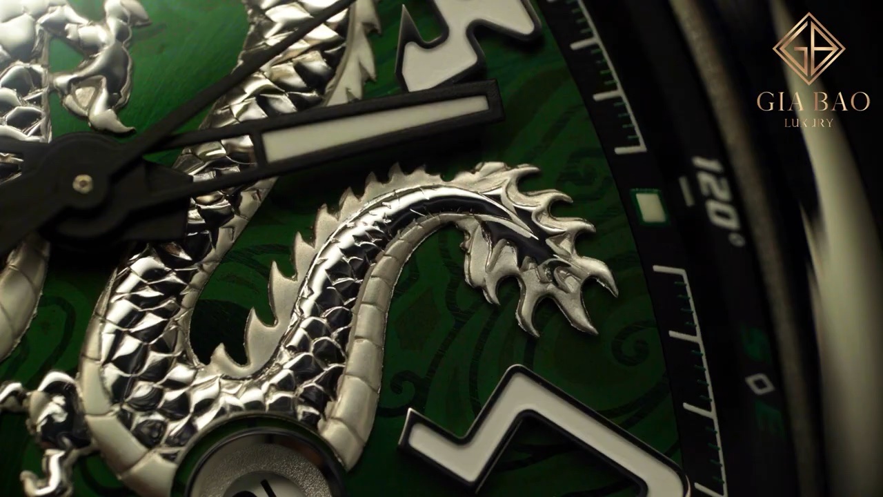 Cận cảnh hình rồng bạc trên mặt số xanh của Franck Muller Vanguard Green Dragon King