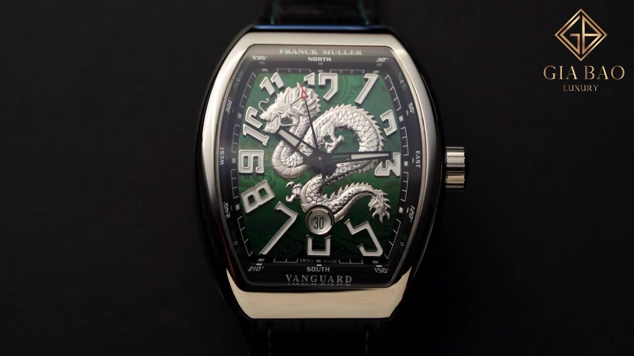 Franck Muller Vanguard Green Dragon King nhìn chính diện trên nền tối