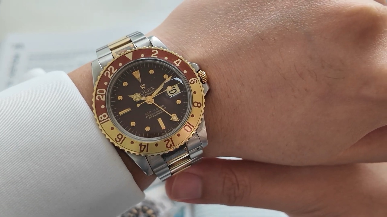 Rolex GMT-Master Ref. 1675 kích thước 39 mm trên cổ tay