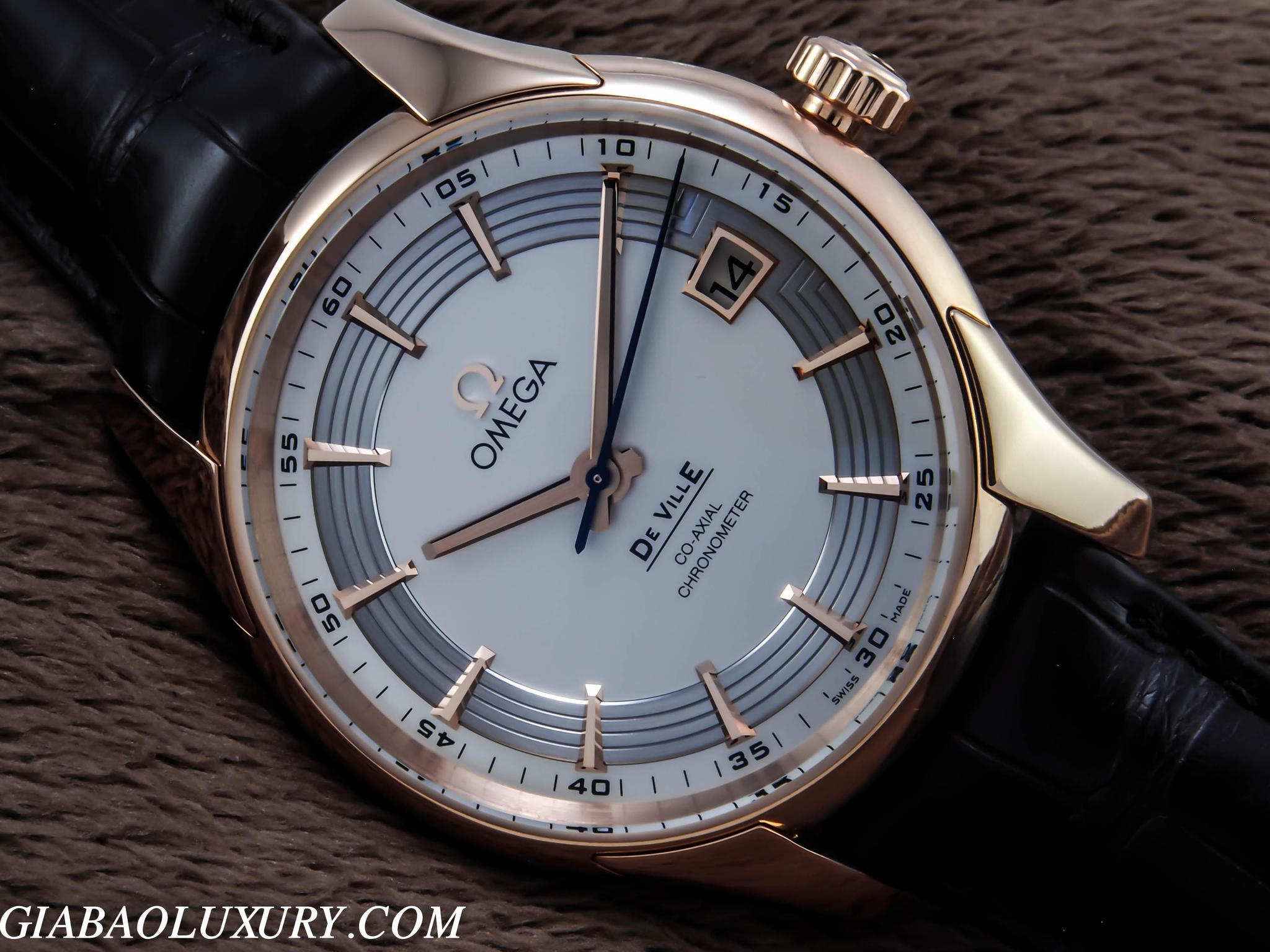 Mặt số bạc của Omega De Ville Hour Vision 431.63.41.21.02.001 với cọc vàng hồng, kim giây xanh và lịch ngày
