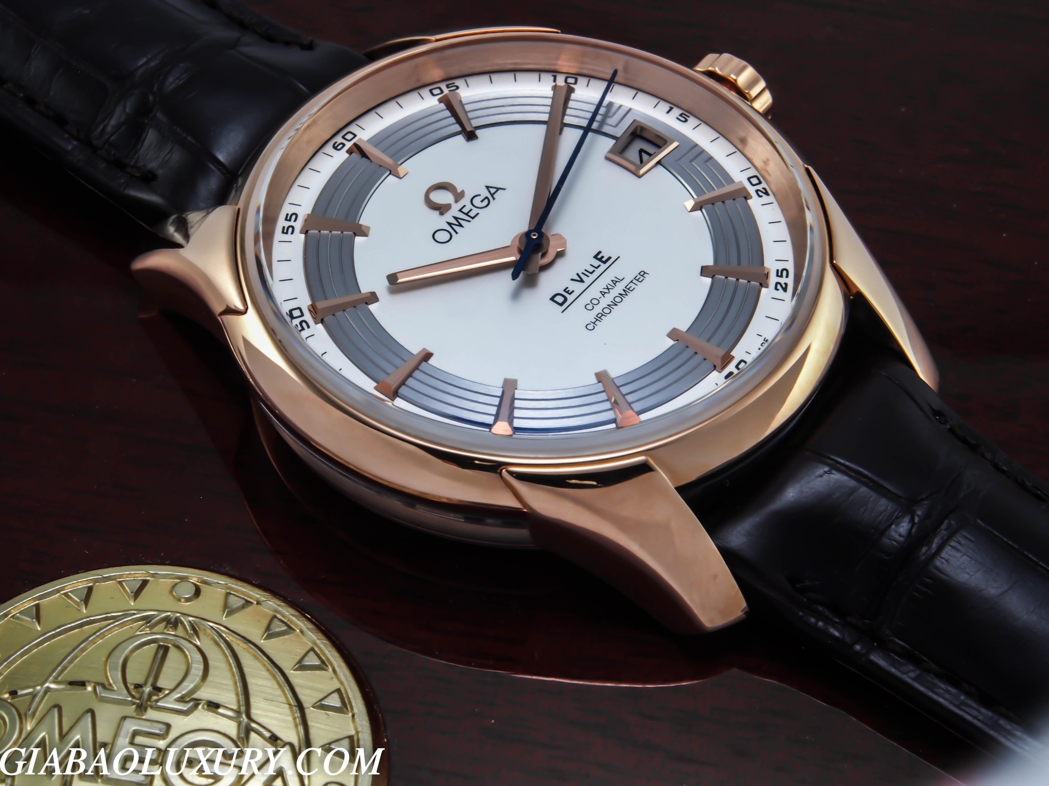 Omega De Ville Hour Vision 431.63.41.21.02.001 nhìn nghiêng cho thấy vỏ vàng hồng và dây da đen