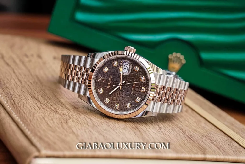 Rolex Datejust trên hộp dùng để minh họa việc xác định đúng cấu hình