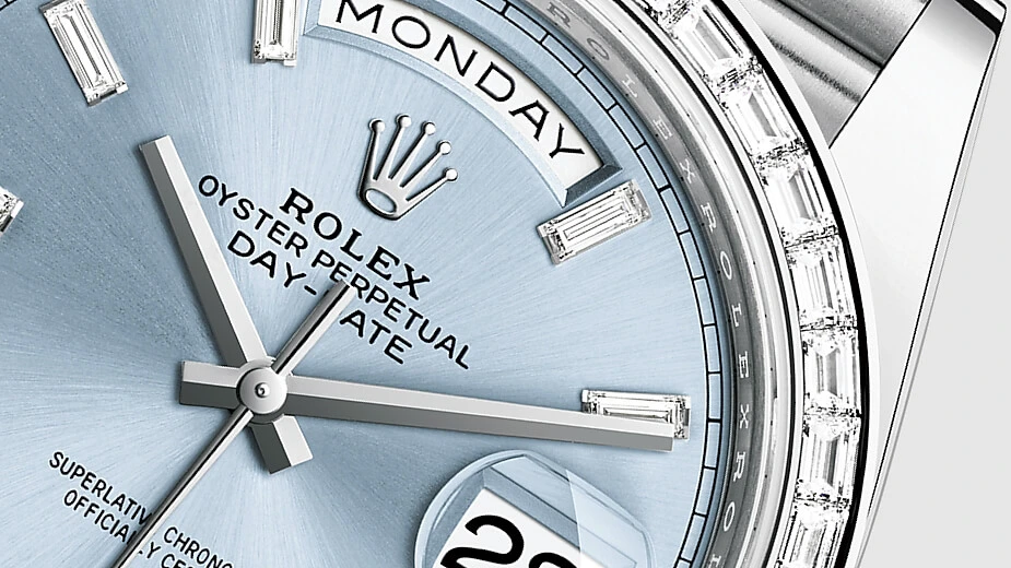 Cận cảnh mặt số Rolex Day-Date với lịch thứ và lịch ngày
