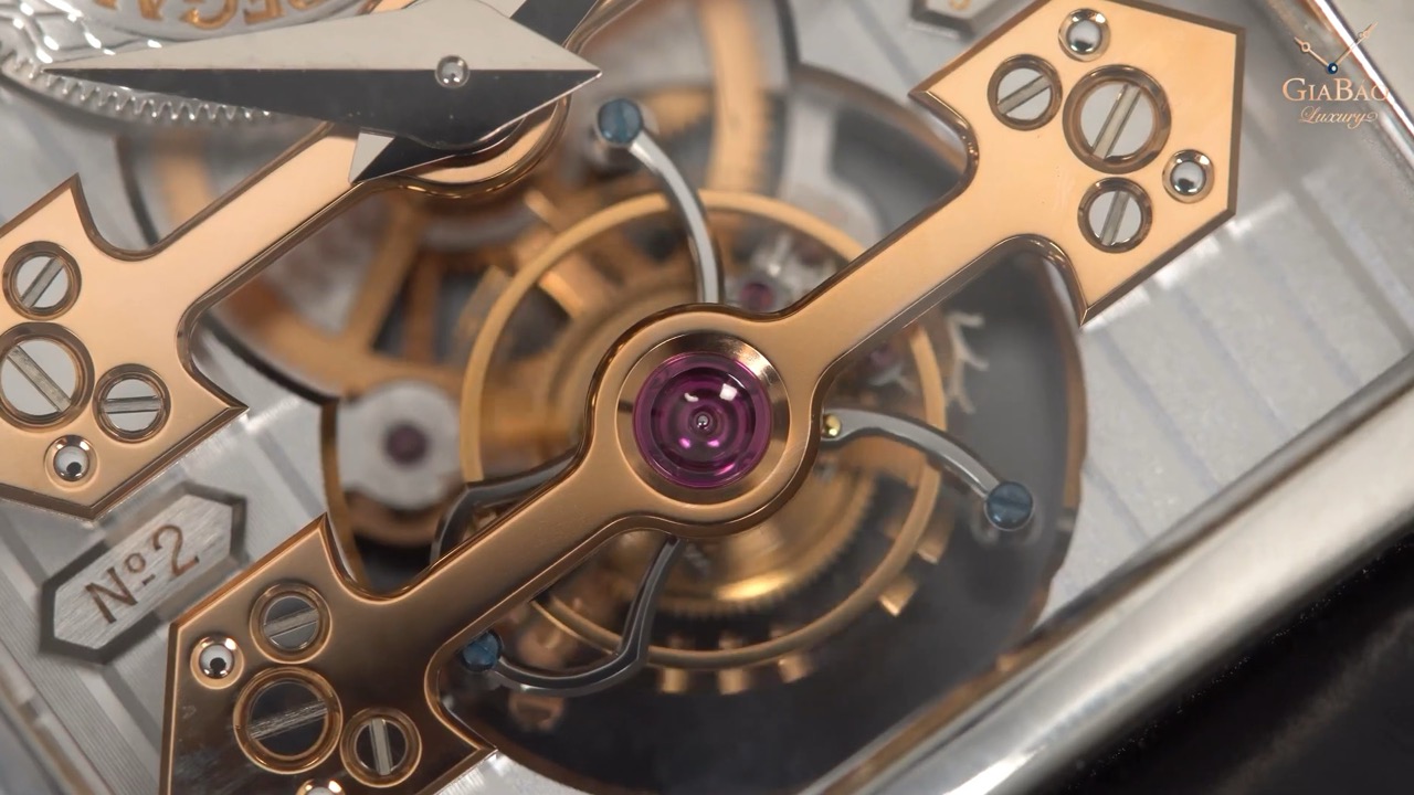 Cận cảnh lồng tourbillon Girard-Perregaux ba cầu vàng