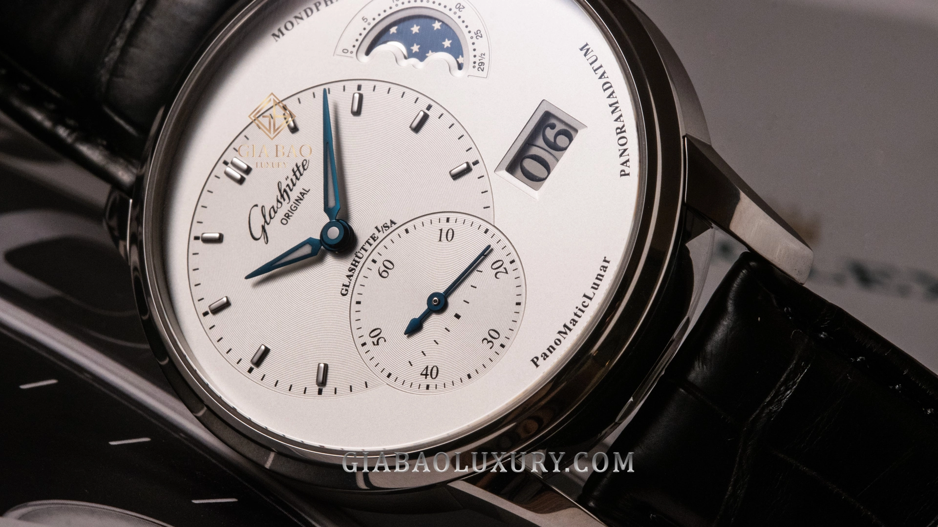 Glashütte Original PanoMaticLunar 1-90-02-42-32-05: bố cục lệch tâm và lịch Panorama Date