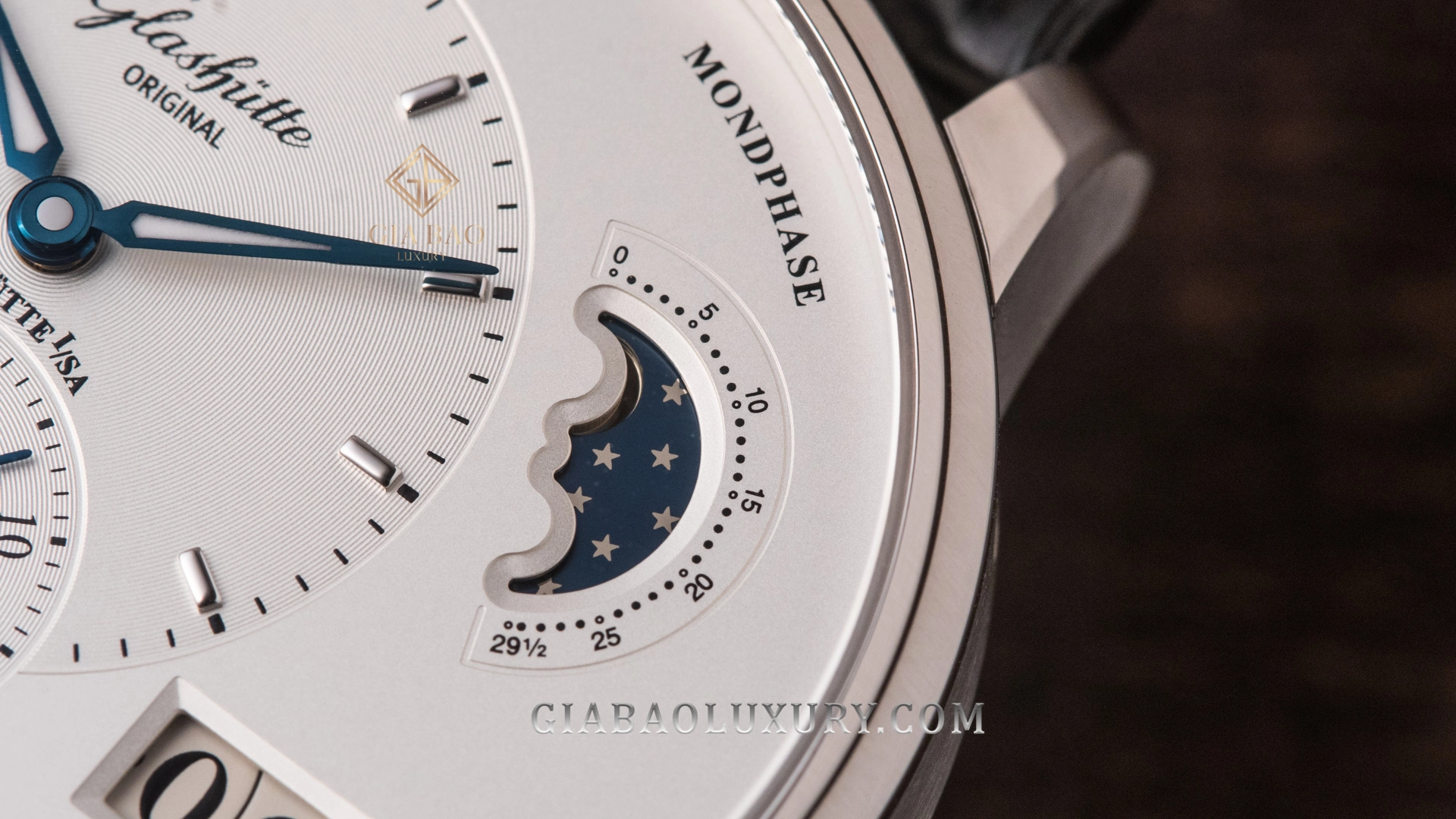 Glashütte Original PanoMaticLunar 1-90-02-42-32-05: cửa sổ lịch tuần trăng trên PanoMaticLunar