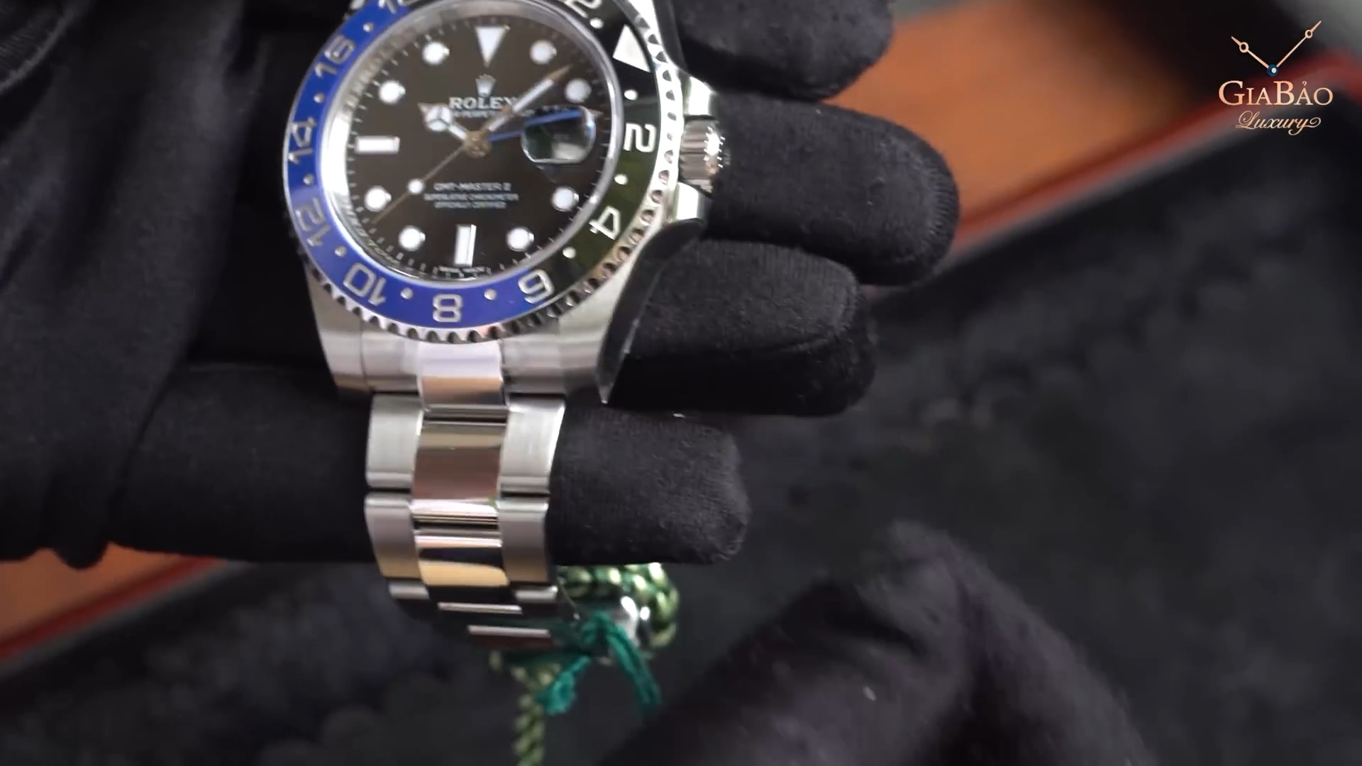 Vành bezel 24 giờ hai chiều của Rolex GMT-Master II 116710BLNR