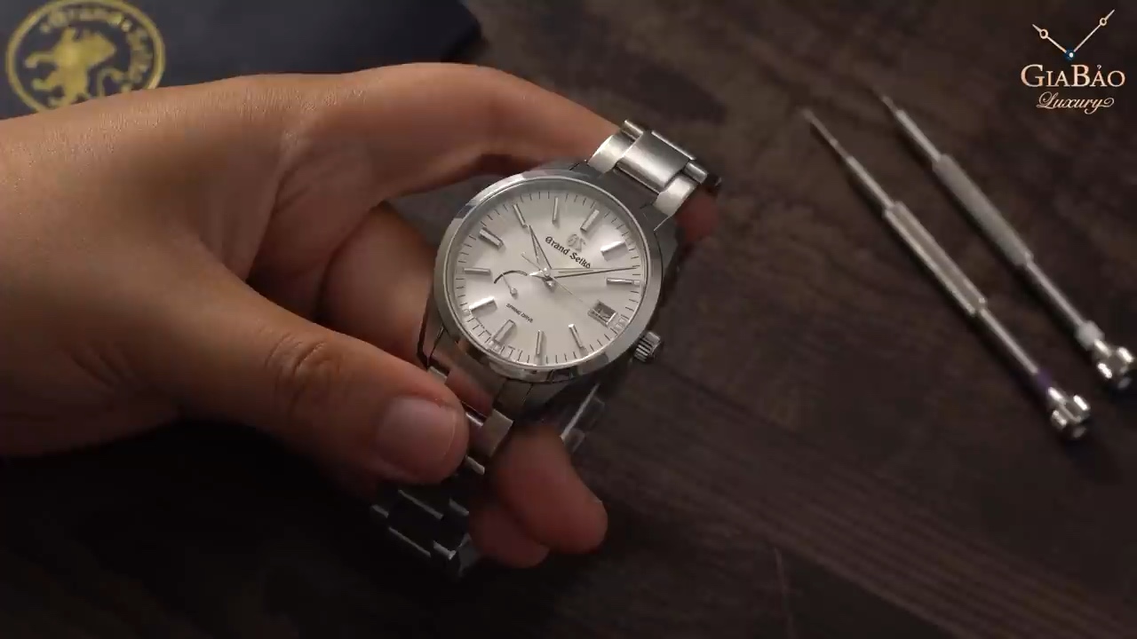 Grand Seiko SBGA299 được cầm trên tay