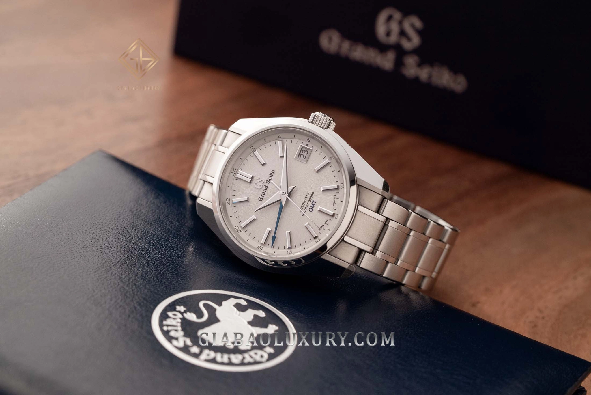 Grand Seiko SBGJ201 Mt. Iwate: GMT Hi-Beat 5 Hz: Grand Seiko SBGJ201 với dây thép trong góc nhìn toàn cảnh