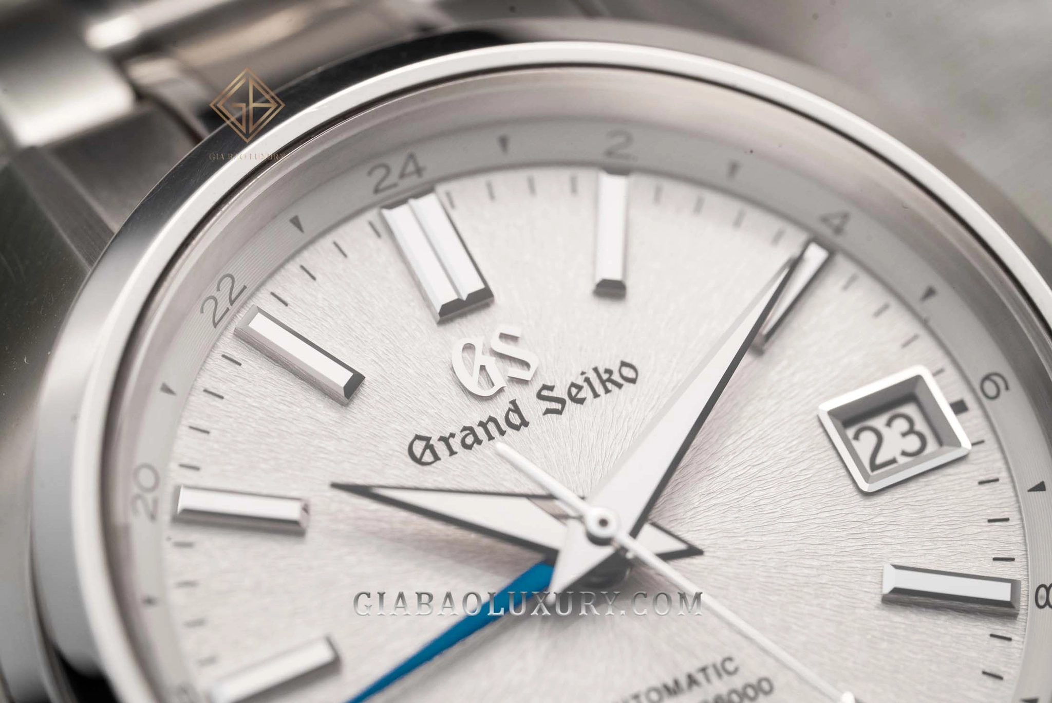 Grand Seiko SBGJ201 Mt. Iwate: GMT Hi-Beat 5 Hz: Vòng 24 giờ và bề mặt Mt. Iwate dưới ánh sáng xiên