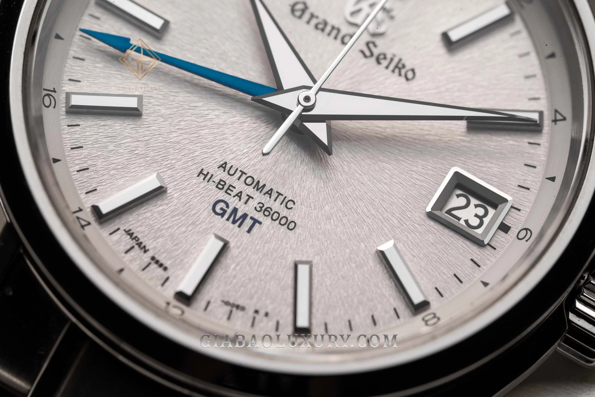 Grand Seiko SBGJ201 Mt. Iwate: GMT Hi-Beat 5 Hz: Cọc giờ, lịch ngày và dòng chữ Hi-Beat 36000 GMT