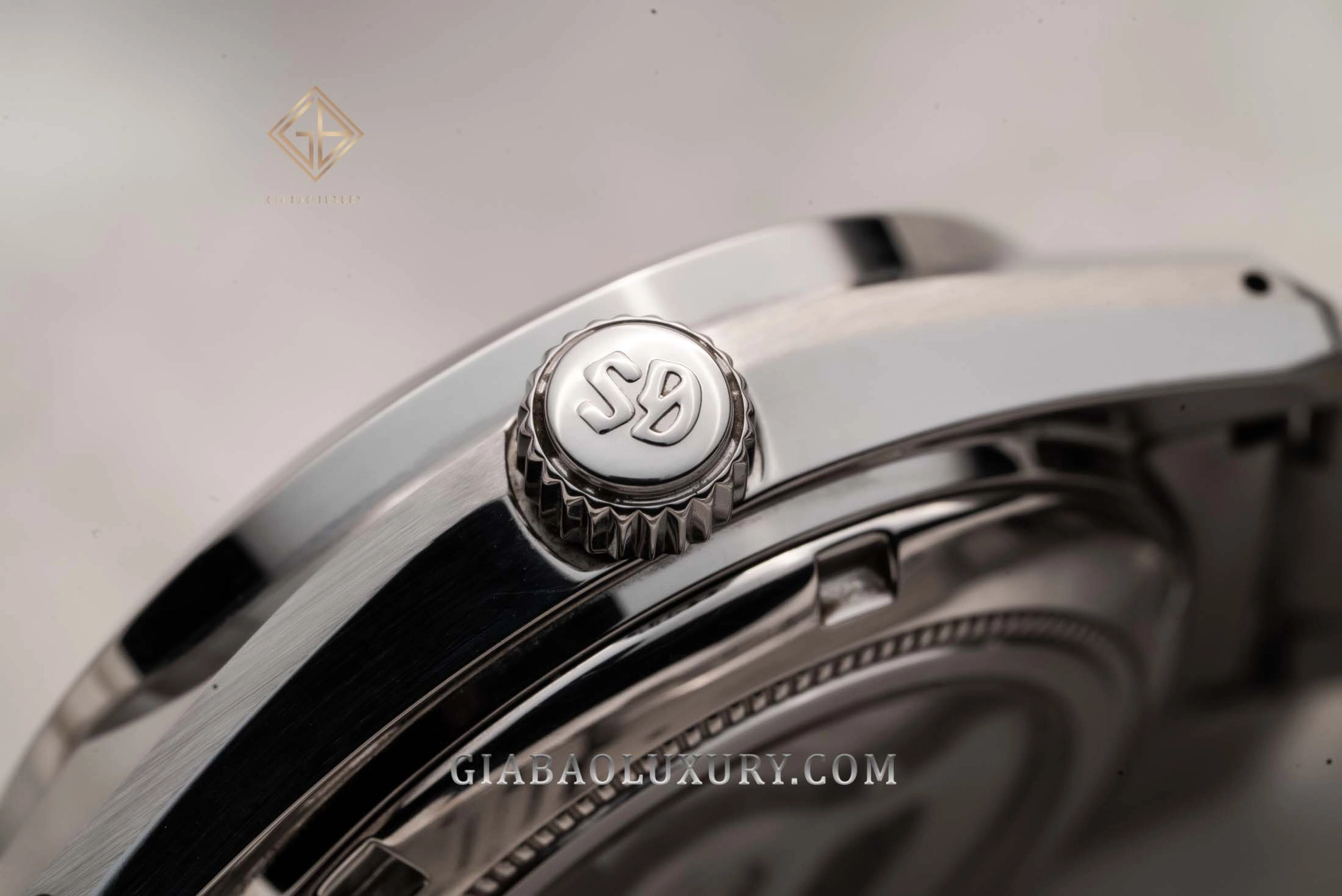 Grand Seiko SBGJ201 Mt. Iwate: GMT Hi-Beat 5 Hz: Cạnh vỏ đánh bóng và núm vặn Grand Seiko