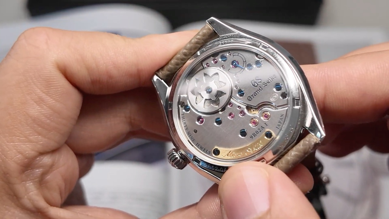 Calibre Spring Drive 9R02 nhìn qua đáy Grand Seiko SBGZ009