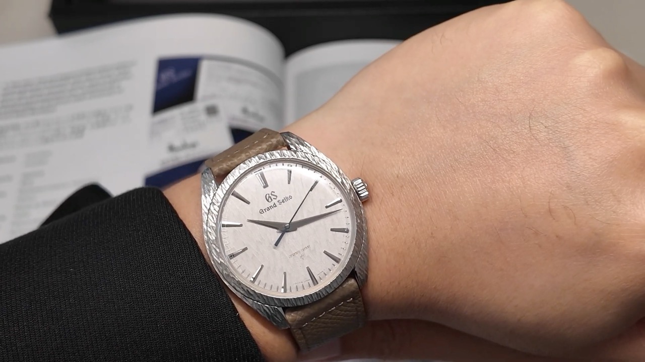 Grand Seiko SBGZ009 trên cổ tay khoảng 17 cm