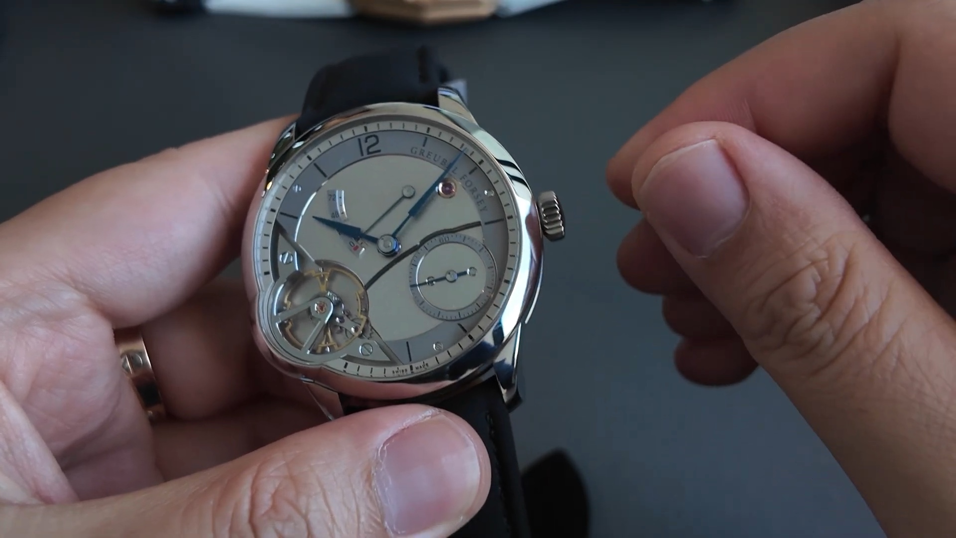 Cận cảnh bánh cân bằng và sáu vít vàng của Greubel Forsey Balancier