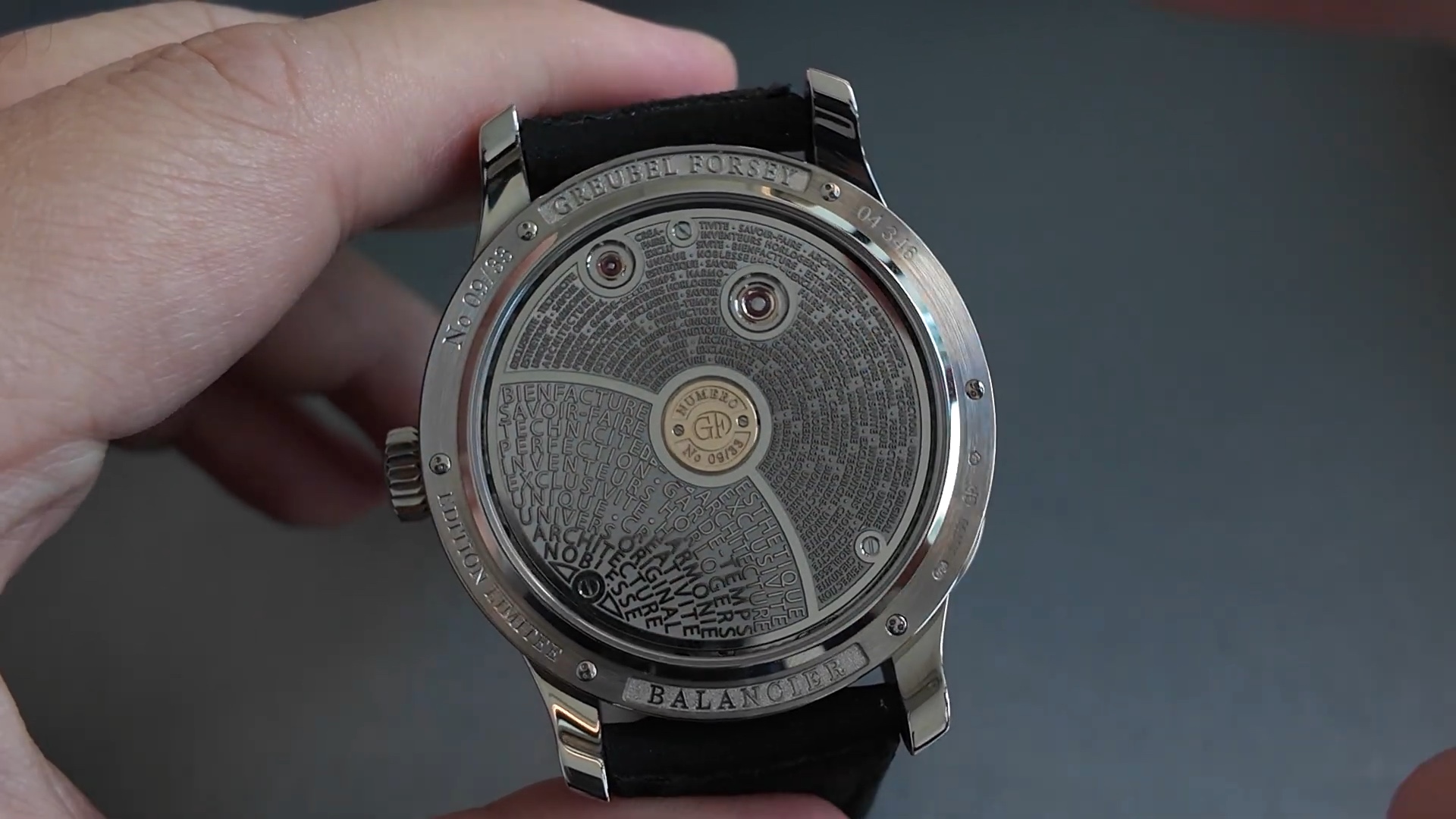 Đáy vỏ Greubel Forsey Balancier khắc số phiên bản 09/33 và triết lý chế tác bằng tiếng Pháp